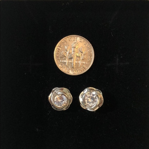 Flower Floral CZ Silver Stud Earrings Women Small Modern Minimalist Work Casual - Picture 6 of 6